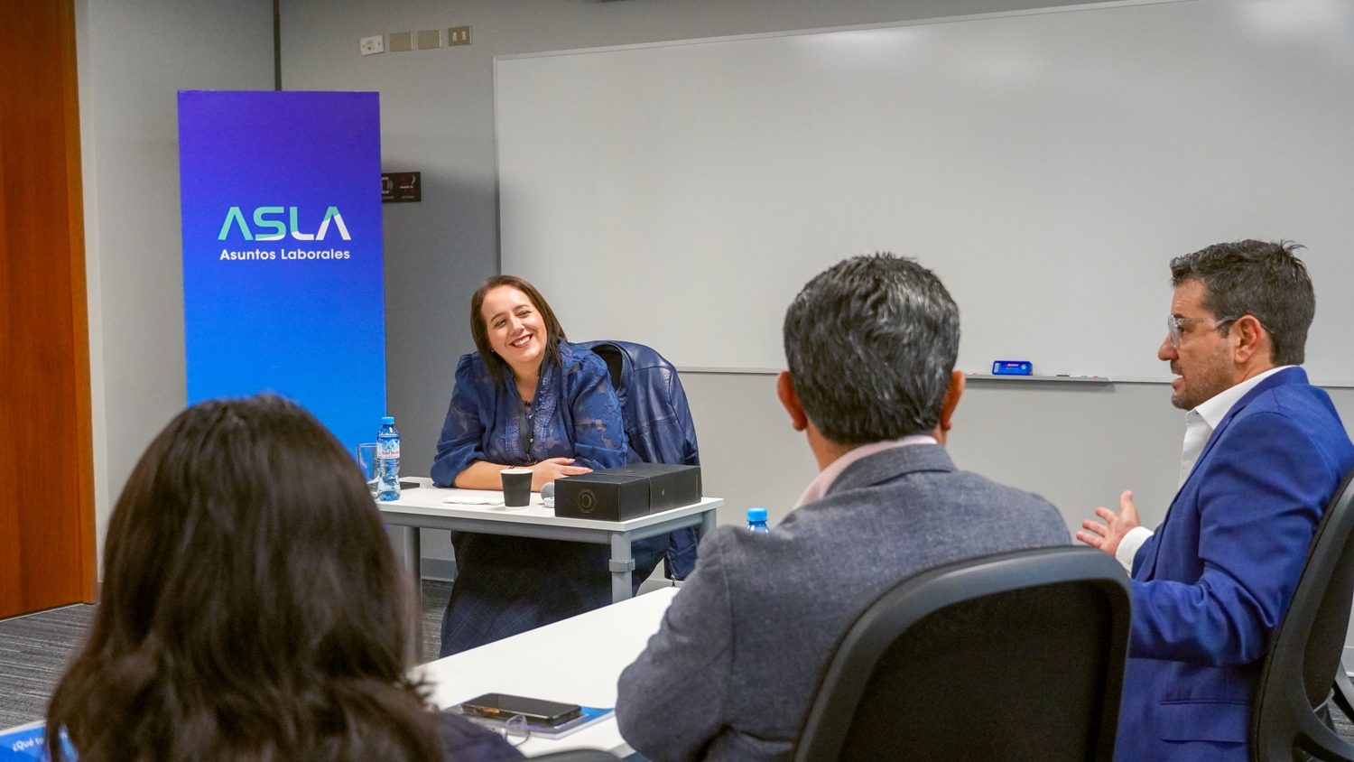 Sala temática de ASLA: participantes consultando en vivo con el especialista